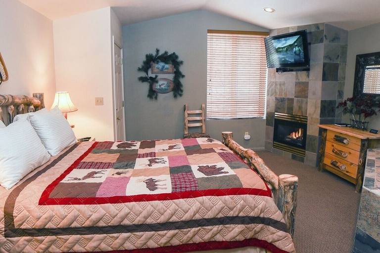 Bedroom, Fawn Valley Inn: 103 1 Bedroom Condo, Larimer
