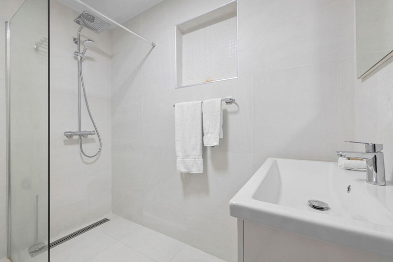 Bathroom 3, NEW 4br3ba Villa Near Eagle Beach w Private Pool