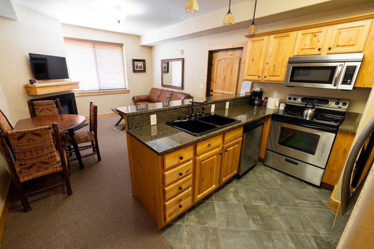 Private kitchen 3, Silverado Lodge - 1 BR Suite, King Bed & Pool View by RedAwning, Summit