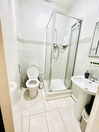 Bathroom 4, Immaculate 1-bed Studio in London, London