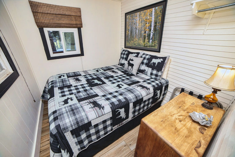 Room 5, Lazy R Cottages: 5 2 Bedroom Cabin, Larimer