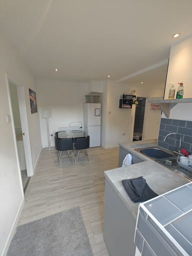 Others 5, 4-bed House in Southampton Ideal For Contractors, Southampton