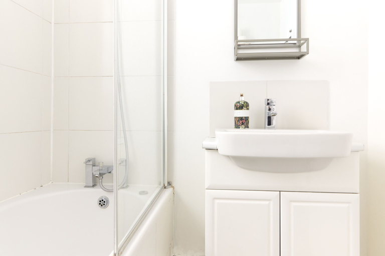 Bathroom, Stunning 1-bed Apartment in London, London