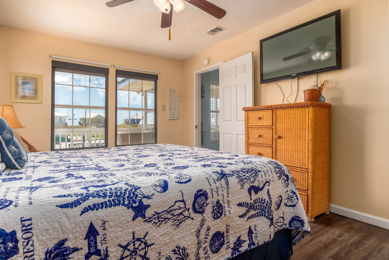 Room 4, Sunset Point - 2249 Mallard St 3 Bedroom Home by RedAwning, Mobile