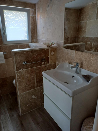 Bathroom 3, Margaux, Var