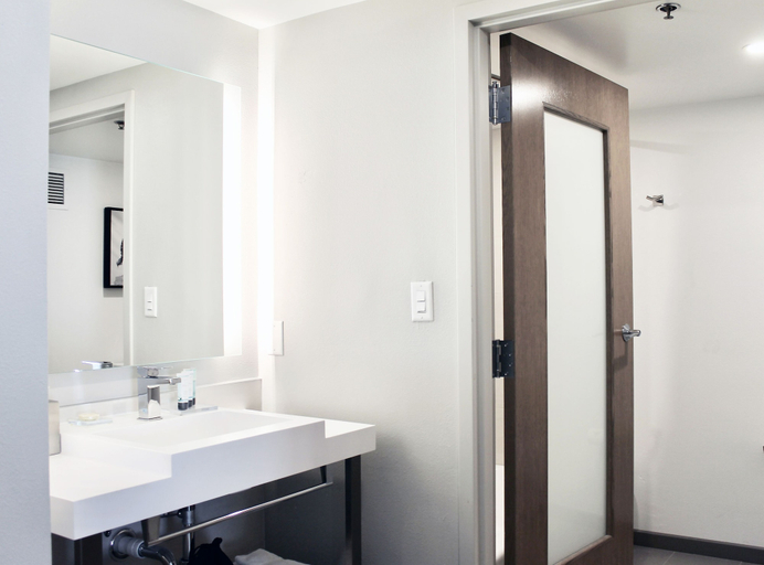 Bathroom 5, Oneida Casino Hotel, Brown