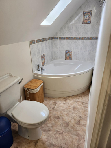 Bathroom 2, Cottage Sleeps 4 - Pet Friendly w Free Parking, Wiltshire