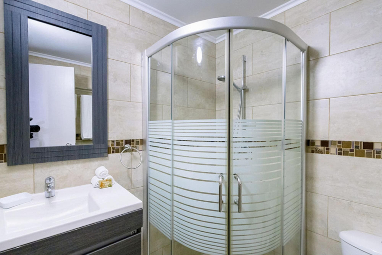 Bathroom, 2BR 1BA Ground Level in the Heart of Aruba Pool