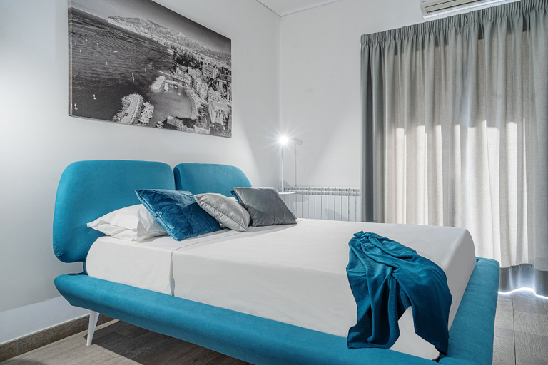 Room 5, Modern Sorrento two bedroom Apartment with Terrace, Napoli