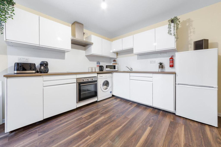 Others 5, Remarkable 2 Double Bed Ensuite Room Isleworth TW7, London