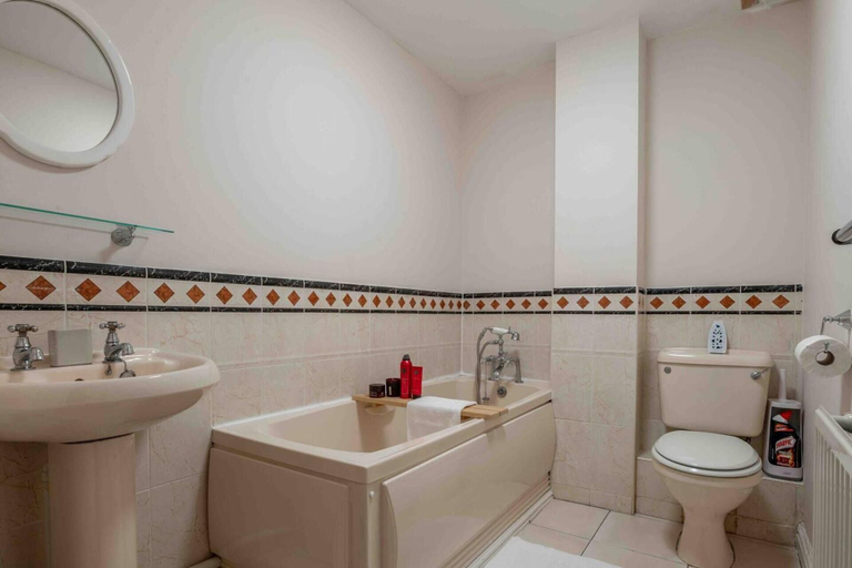 Bathroom 4, Closetocitycentre&nec-business&family-freeparking, Birmingham