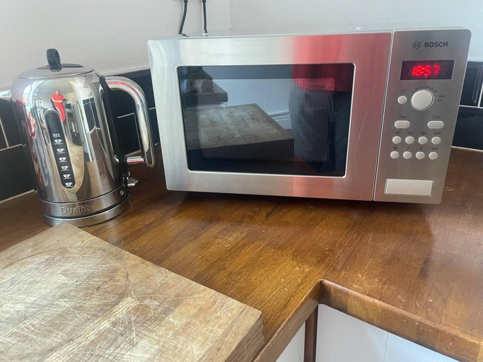Microwave, Commuters Getaway Chesterfield, Derbyshire