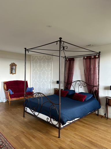 Others 4, chambre romantique dans le chateau de la Bouchatte, Allier