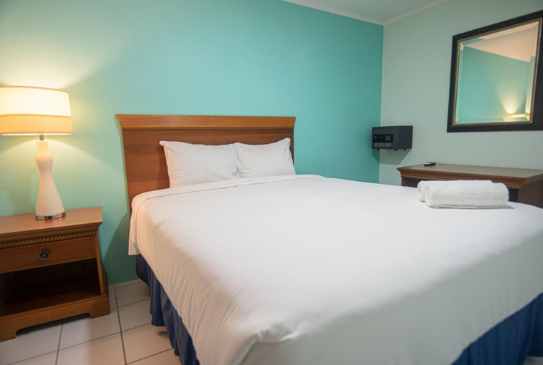 Bedroom 4, Relaxing Central Bright Shared Pool Garden