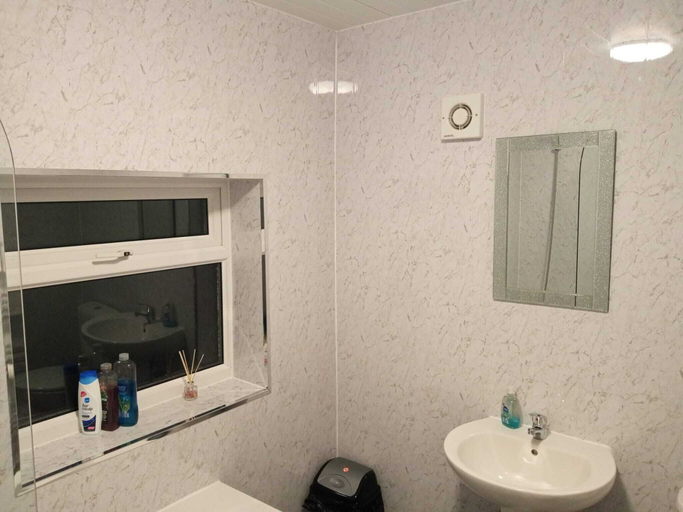 Bathroom 2, Beautiful 4-bed Apartment in Wolverhampton, Staffordshire