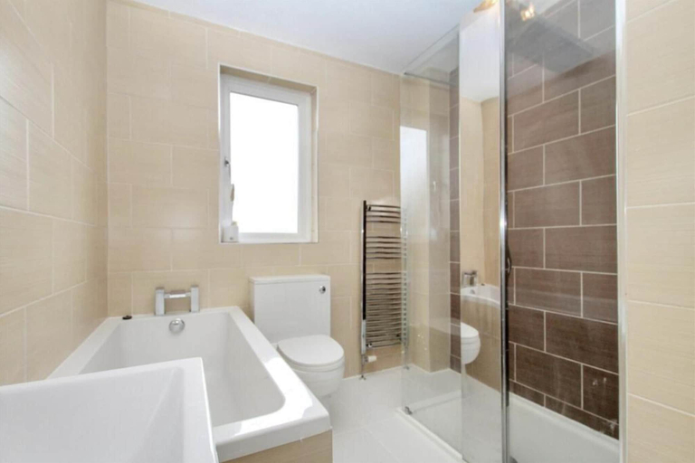 Bathroom 4, Stunning 4-bed House in Gidea Park, London