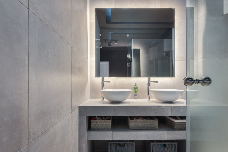 Bathroom 2, The Riviera Hideaway, Attica