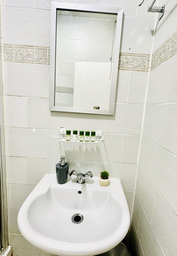 Bathroom 2, Immaculate 1-bed Studio in London, London