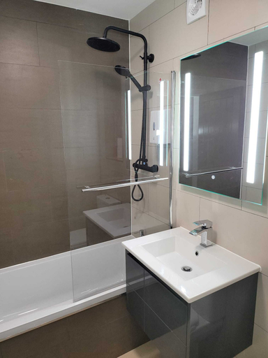 Bathroom 3, Stunning 2-bed Apartment in Manchester Built 2023, Tameside