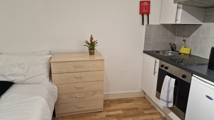 Others 5, Compact Living Cosy Studio Flat in London, London
