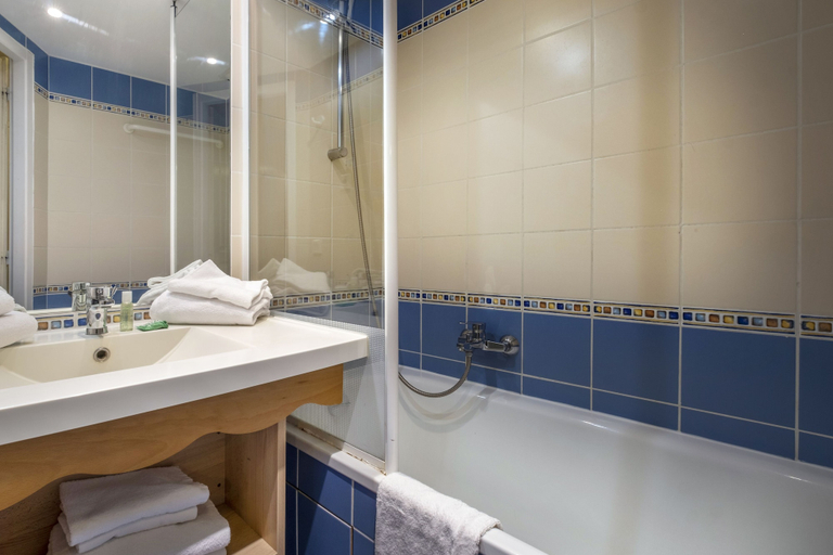 Bathroom 4, Pierre & Vacances La Rochelle Résidence Centre, Charente-Maritime