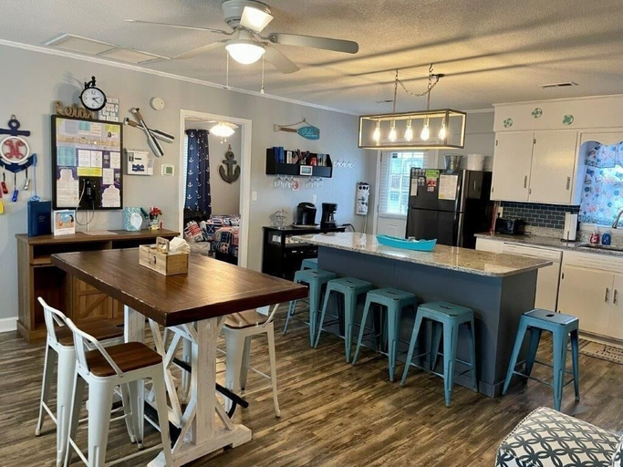Private kitchen 2, Sandy Bottoms 4 Bedroom Home by RedAwning, Brunswick