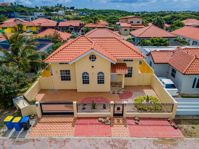 Exterior & Views 2, Cute Cozy 3BR Great Location