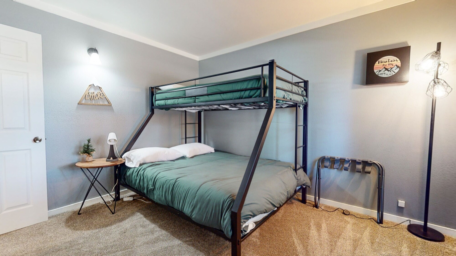 Room 2, Lakeview Lodge #1 2 Bedroom Condo by RedAwning, Mono