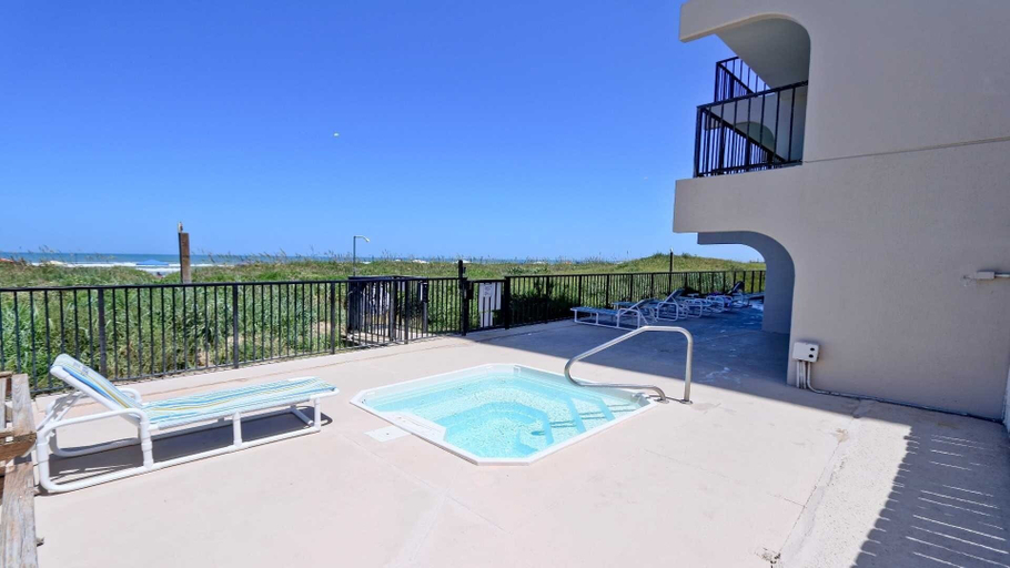Outdoor spa tub 3, Florence I 608 Minium Studio Bedroom Condo by RedAwning, Cameron