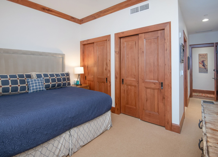 Room 5, Hummingbird C102 4 Bedroom Condo by RedAwning, Eagle