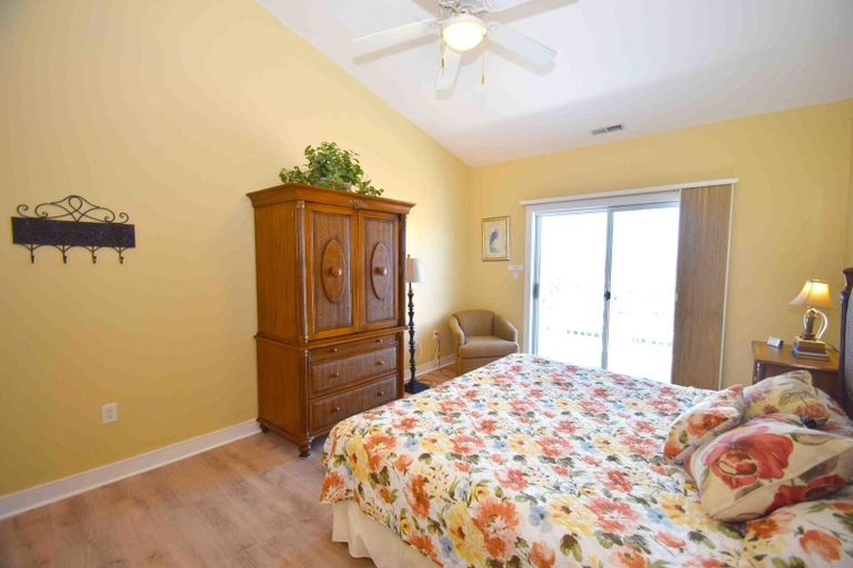 Room 2, Mariner's Watch 404 4 Bedroom Condo by RedAwning, Worcester
