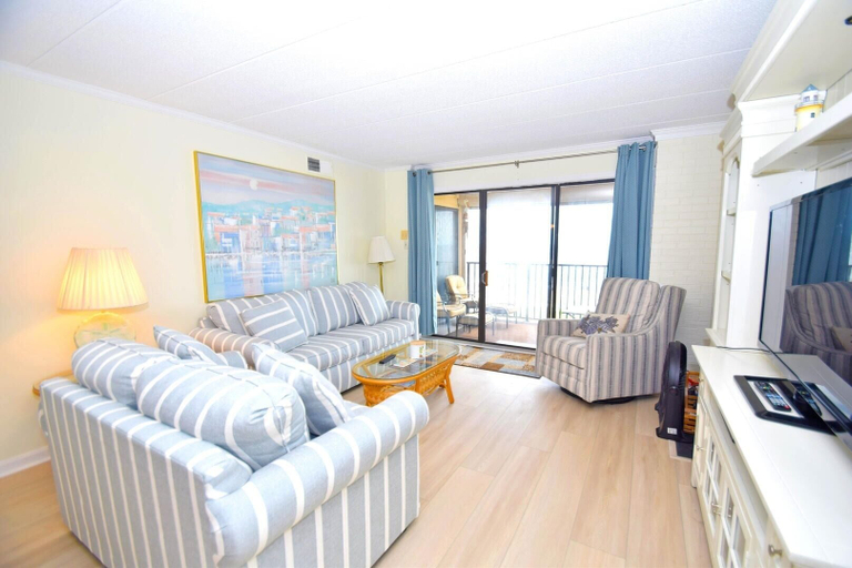 Living area 2, Amber Waves 300 3 Bedroom Condo by RedAwning, Worcester