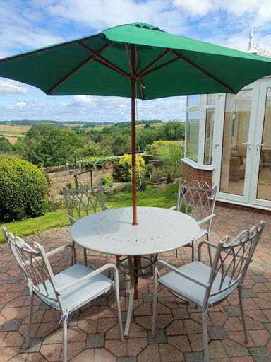 Outdoor dining, Split Level Bungalow - Sleeps4 - Close to Walks, Nottinghamshire
