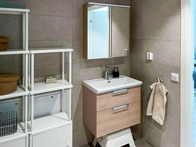 Bathroom 4, Room in Guest Room - 5 Min Walk Eurovision Hyllie, Malmö