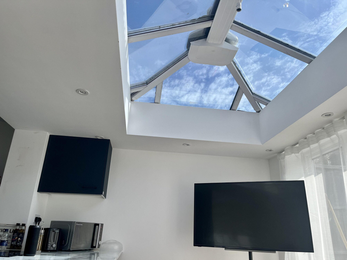 Others 4, Newly Refurbished 1-bed Apartment in Croydon Se25, London