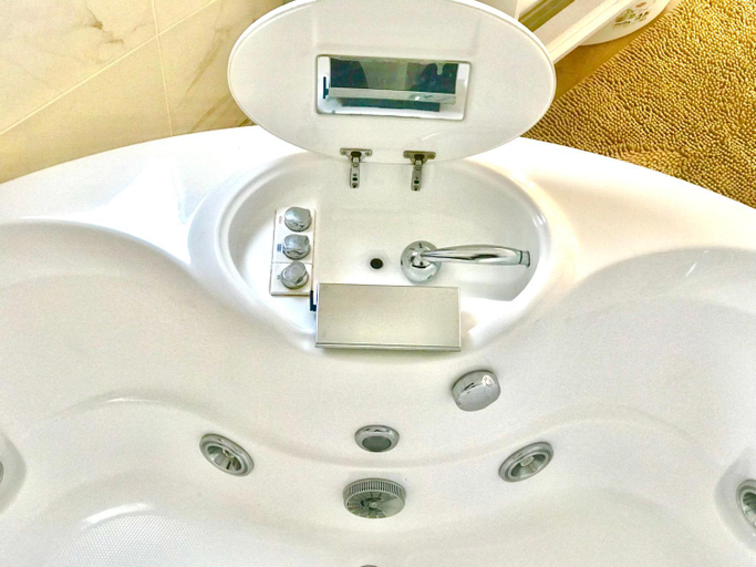 Hot tub 4, Stanza e bagno privato, idromassaggio con extra fee, in appartamento, Ferrara