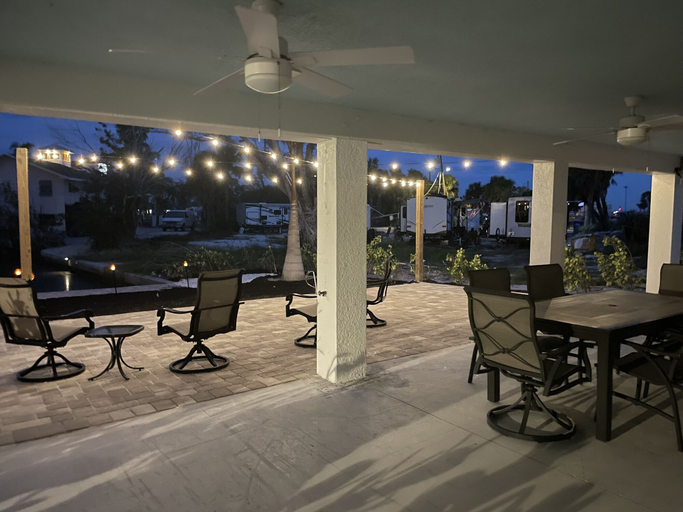 Food & Drinks, 122 Primo Dr 3 Bedroom Home by RedAwning, Lee