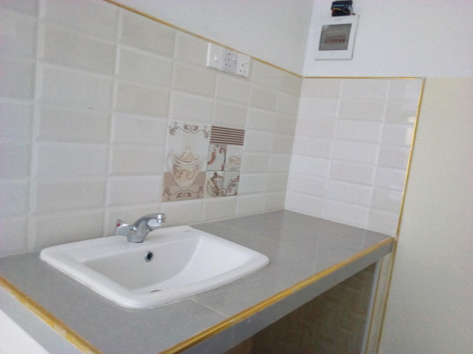 Bathroom 2, Premier Guest Residence Hotel, Malindi