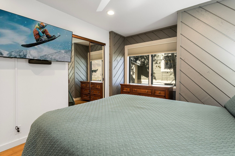 Room 3, 98 Ridgepoint 4 Bedroom Condo by RedAwning, Eagle