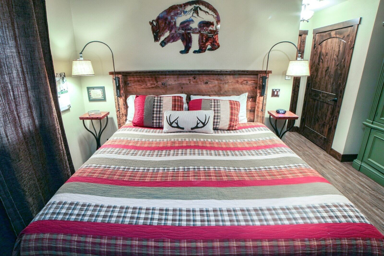 Room 4, Fawn Valley Inn: 269 1 Bedroom Condo, Larimer
