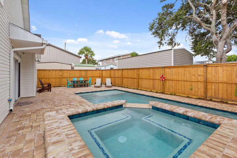 Pool 5, Expertly Decorated Family Home, Steps to Beach w/ a Private Heated Pool & Spa!, Bay