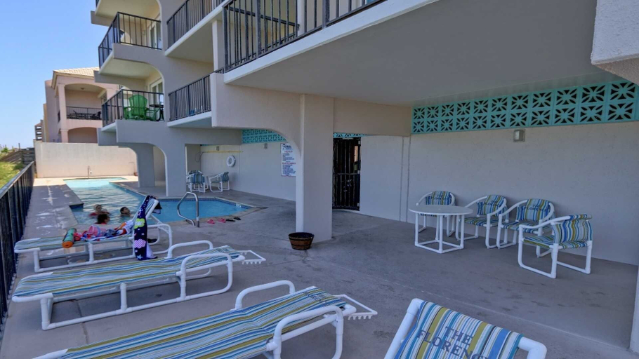 Outdoor dining, Florence I 608 Minium Studio Bedroom Condo by RedAwning, Cameron