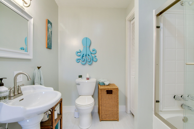 Bathroom 4, Bayfront Chincoteague Getaway w/ Fire Pit!, Accomack
