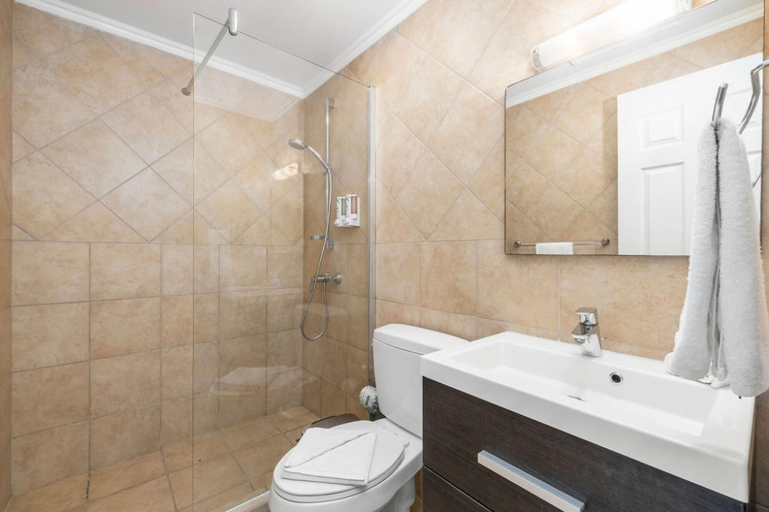 Bathroom, 2br2ba Townhome With Pools GYM Gold Coast