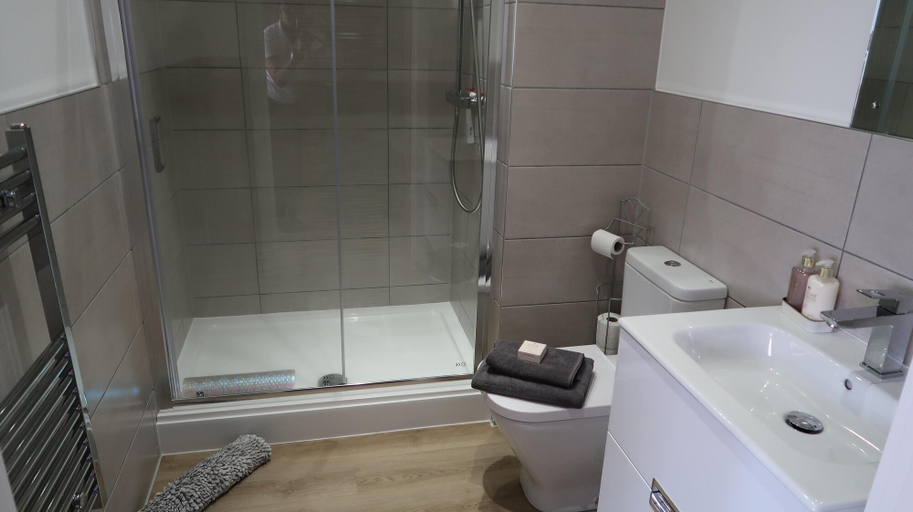 Bathroom 3, Cosy Apartment in Old Trafford With Parking Space, Trafford
