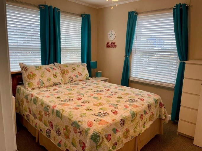Room 4, Sandy Bottoms 4 Bedroom Home by RedAwning, Brunswick