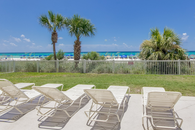 Property grounds 4, Gulf Front Living Room AND Master Suite! Sleeps 8!, Bay