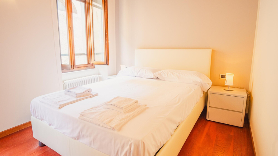 Room 2, Old Town Alley - Italian Homing, Brescia