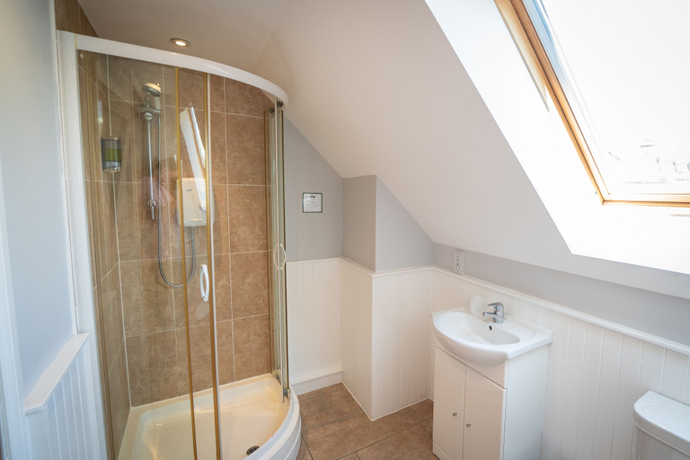Bathroom 3, The Oak Tree Inn, Stirling