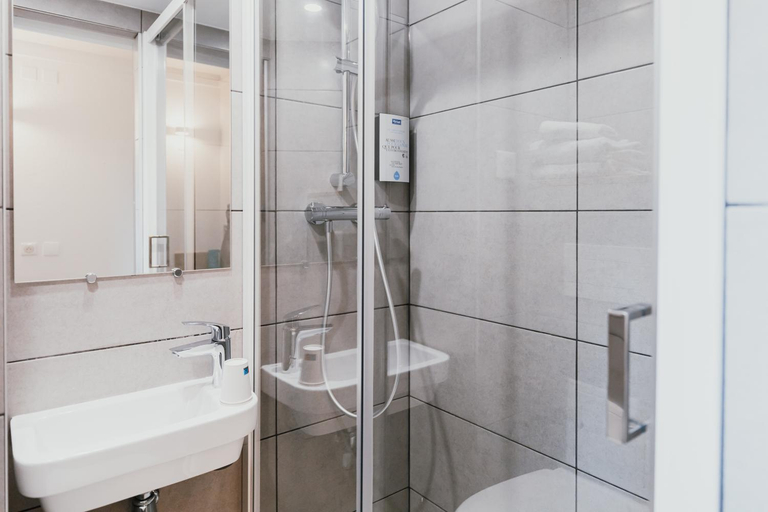 Bathroom 3, P'tit Dej-HOTEL Bordeaux Est, Gironde